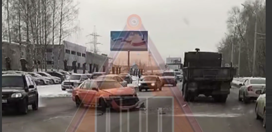 В Пензе грузовик протаранил легковушку на Аустрина