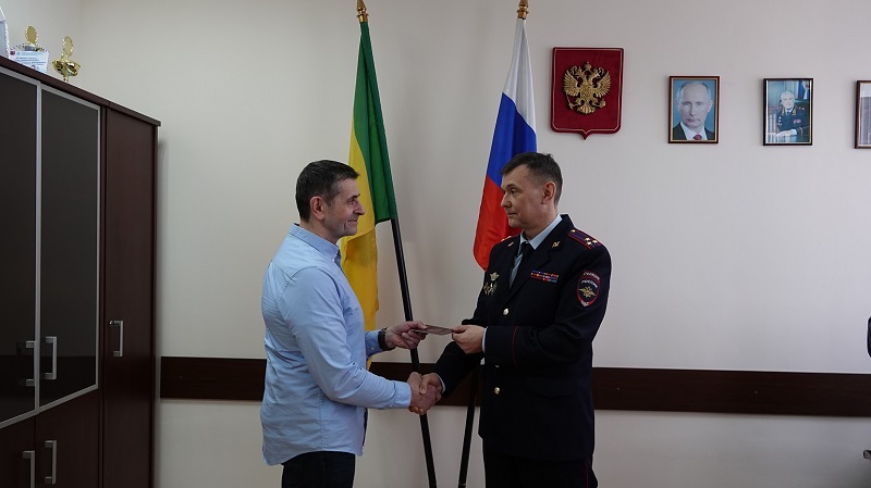 Пензенские полицейские вручили паспорт репатрианту из Канады