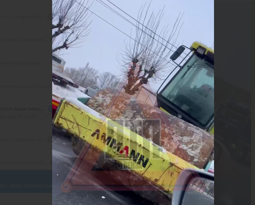 В Пензе на Минской с трала внезапно слетела двухтонная спецтехника