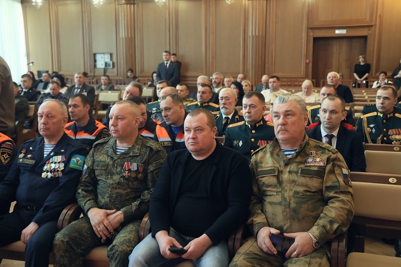 Олег Мельниченко вручил награды Президента РФ тем, кто приближал Победу