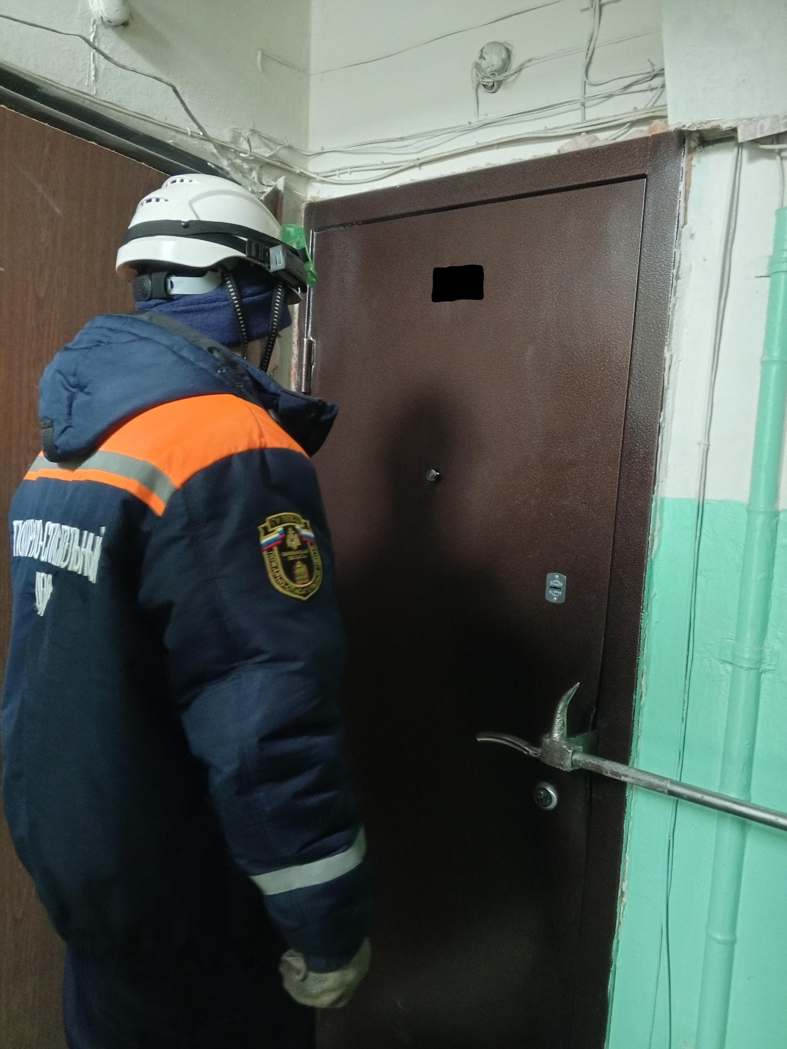 В Пензе на улице Медицинская спасатели вскрыли квартиру, из которой лилась вода