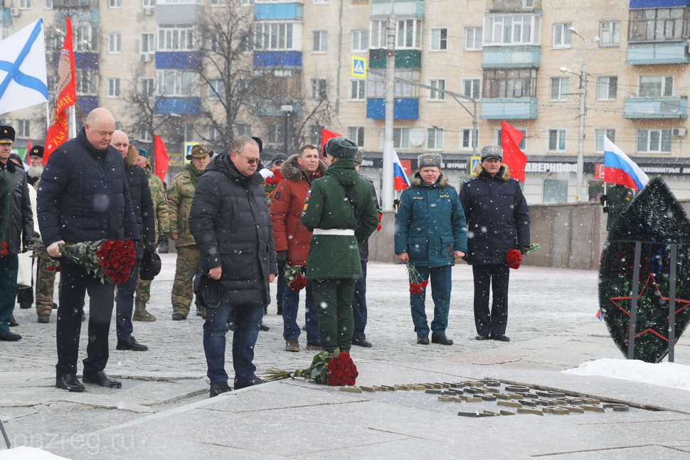 Губернатор Пензенской области почтил память защитников Отечества