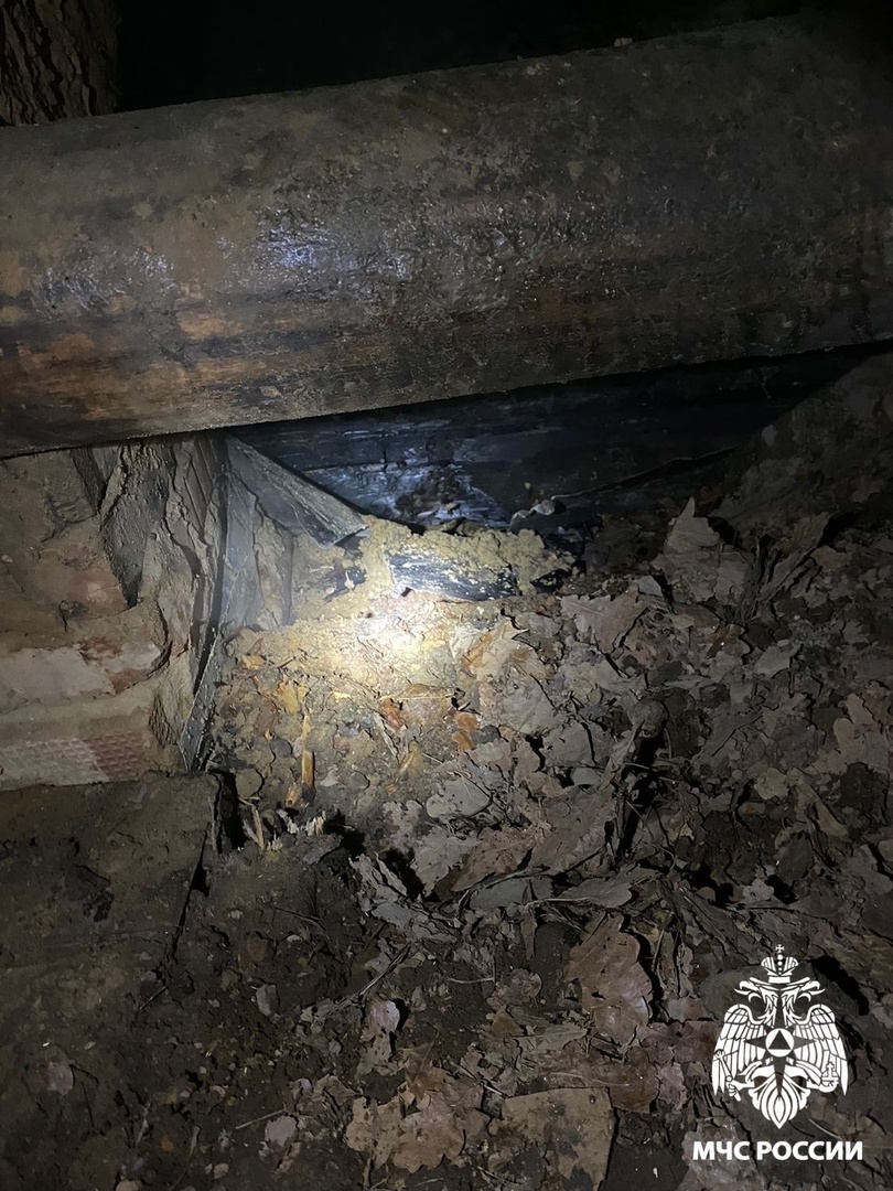 В Кузнецком районе ночью 12 человек тушили горящий дом