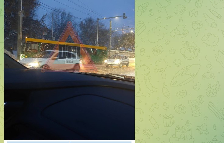Автобус 130-го маршрута в Пензе врезался в столб
