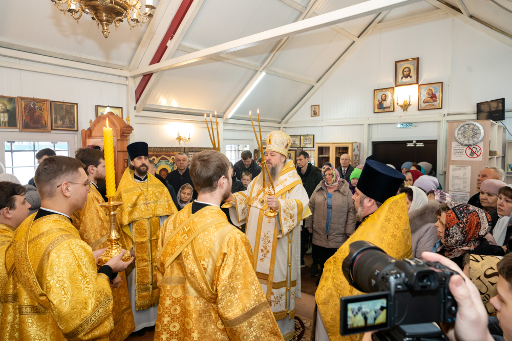 Митрополит Серафим совершил литургию в Прощеное воскресенье