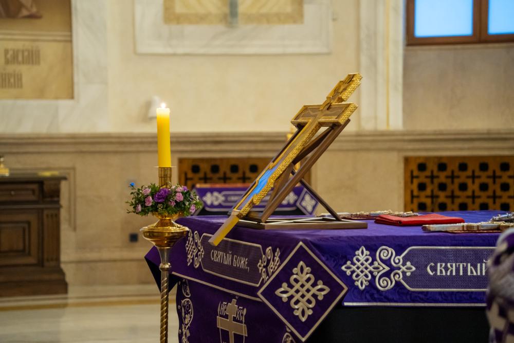 Митрополит Серафим провел службу в Крестопоклонную неделю в Нижнеломовском районе