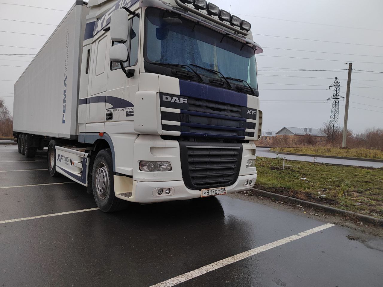 Большегрузы на Антонова продолжают оккупировать парковку