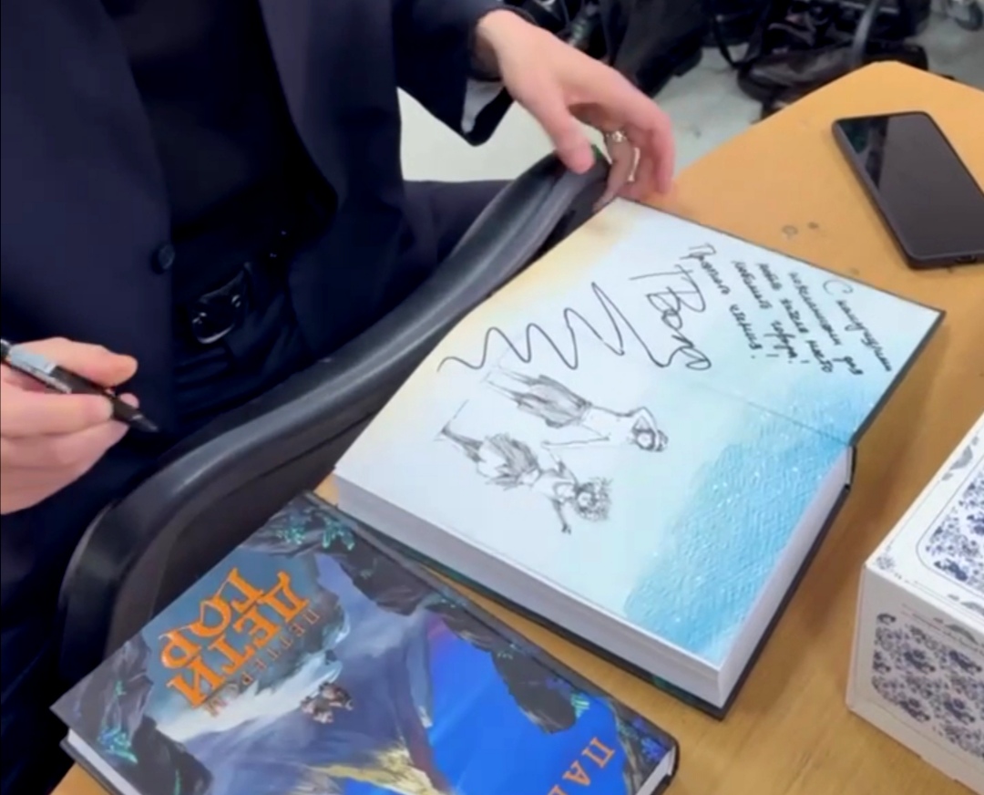 Павел Воля подарил пензенской библиотеке свои книги с автографами