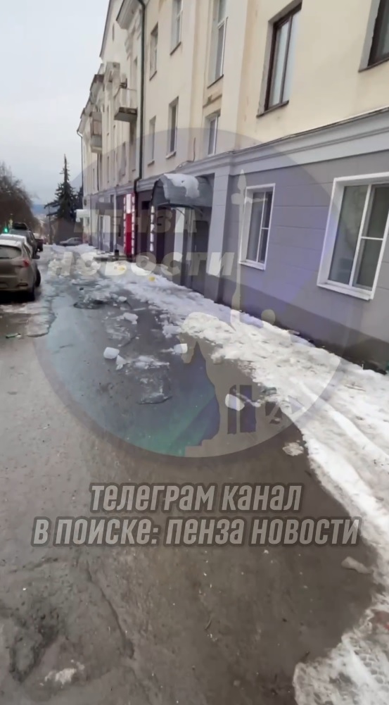 В Пензе на улице Лермонтова глыба льда повредила припаркованные машины