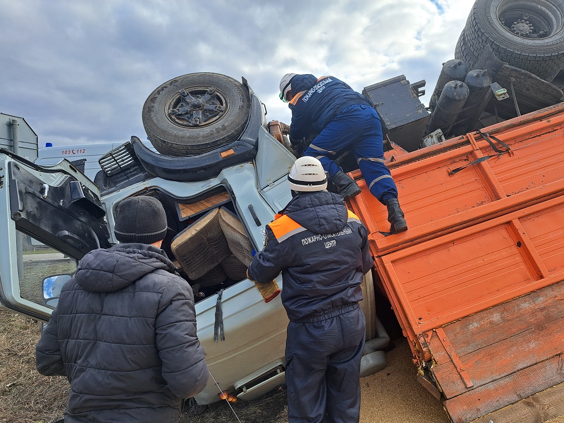 Пензенские спасатели помогли водителю перевернувшегося грузовика