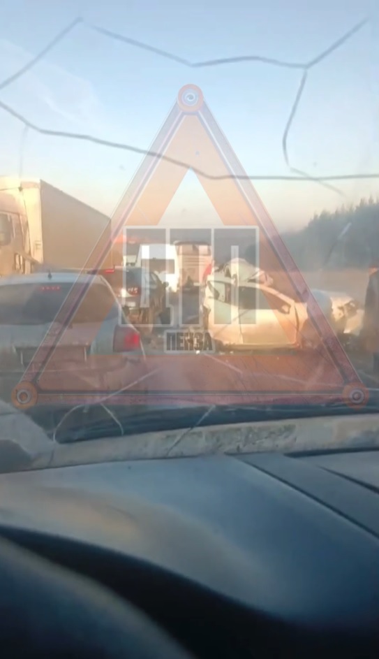 Массовое ДТП с фурой и автобусом парализовало трассу М5 под Нижним Ломовом