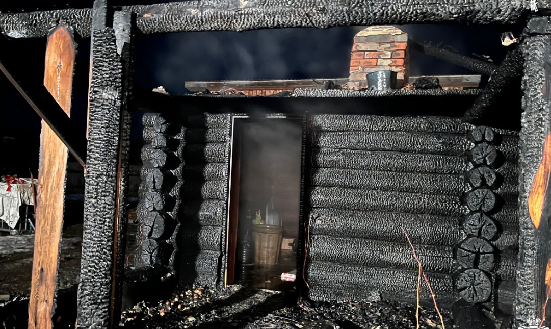 В Сосновоборском районе пожарные потушили горящую баню