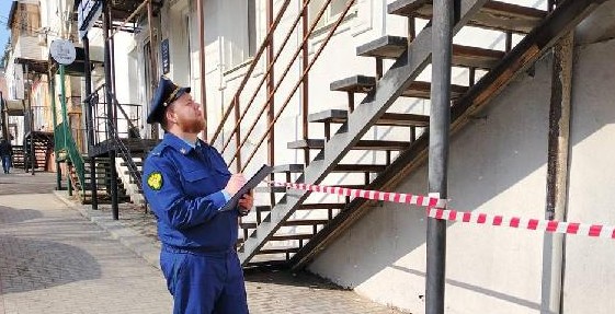 Прокуратура проверяет обрушение кирпича с фасада дома на улице Карла Маркса