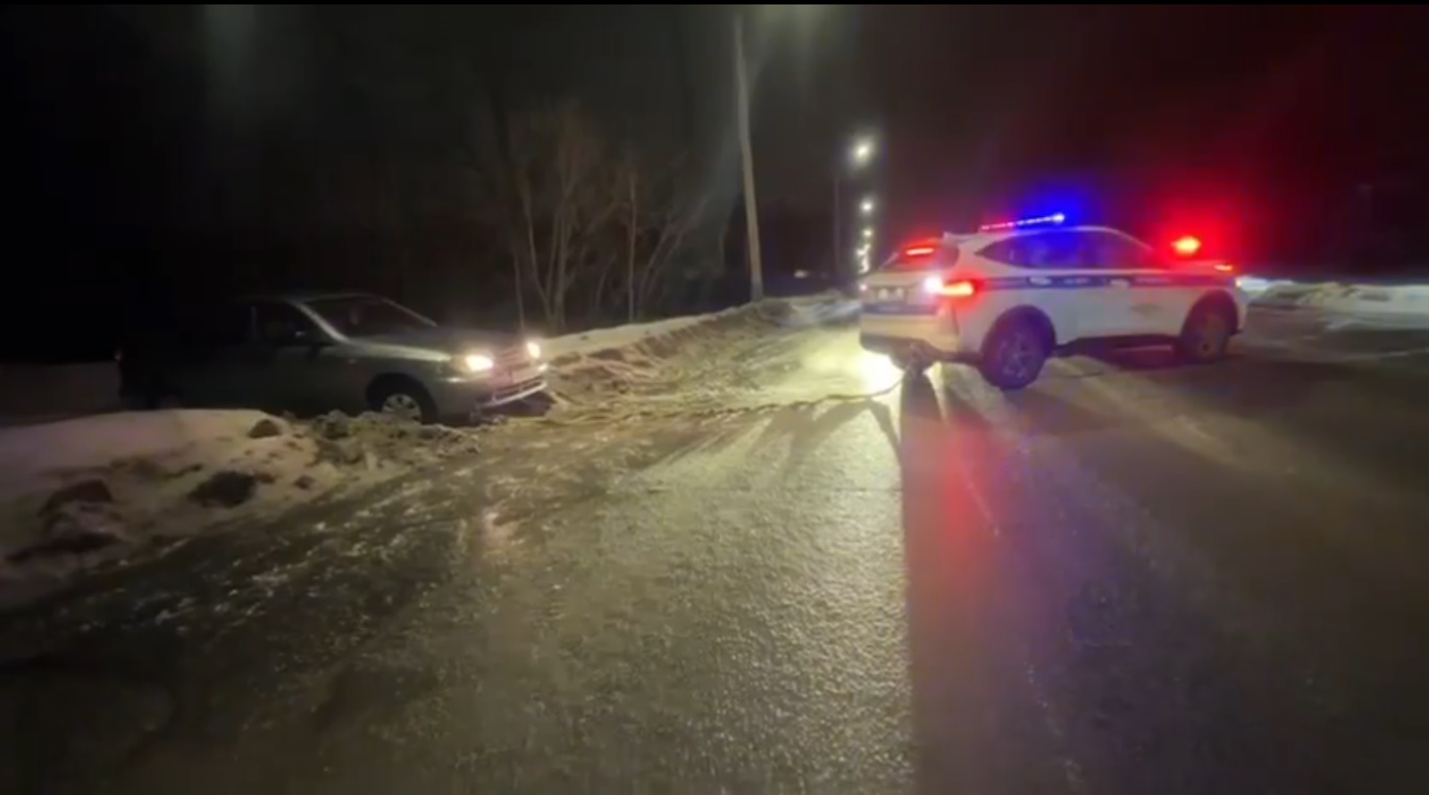 Пензенские госавтоинспекторы помогли автомобилисту, застрявшему в снегу