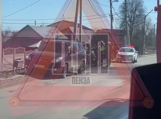 В Пензе женщина-водитель Kia Sorento врезалась в столб