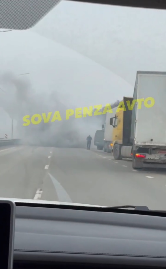 У Чемодановки дорогу заволокло черным дымом