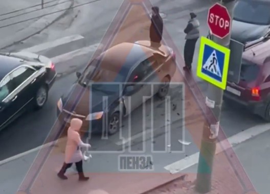 В Пензе на перекрестке столкнулись две легковушки