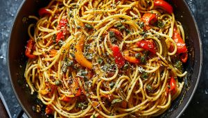 Спагетти с печёным перцем и каперсами