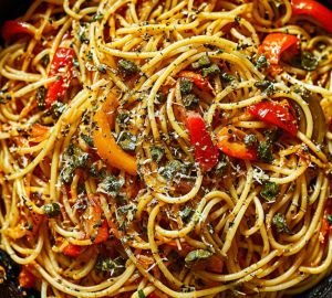 Спагетти с печёным перцем и каперсами