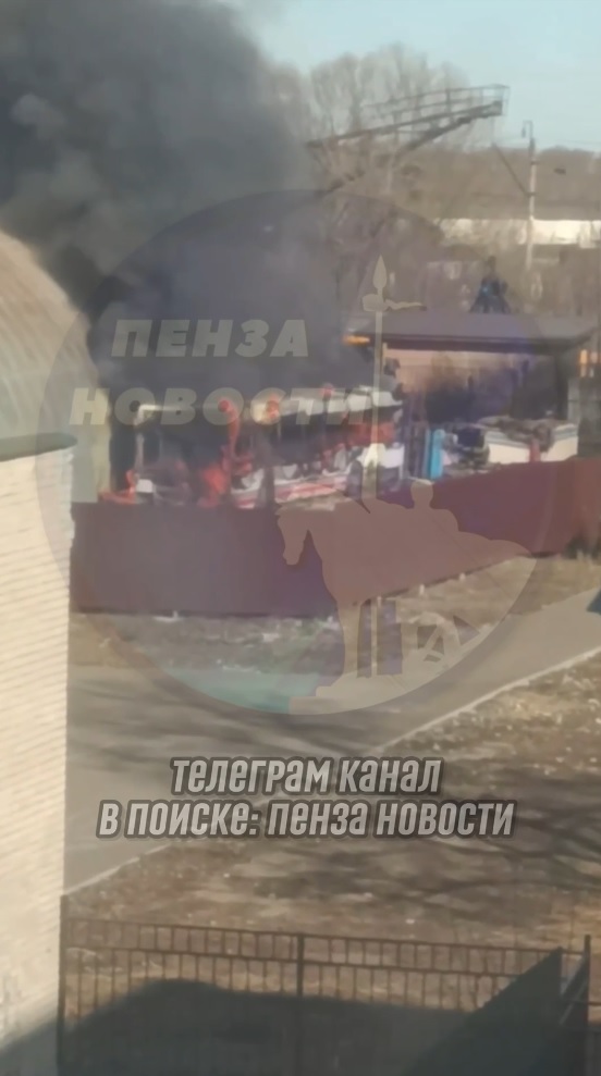 В Пензе пожарные начали тушить горящий ангар