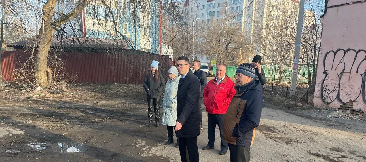 Дворы не убраны: Ильдар Усманов пригрозил управляющим компаниям