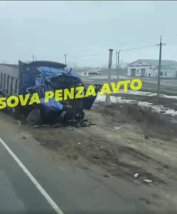 Появилось видео с места ДТП с двумя грузовиками в Кузнецке