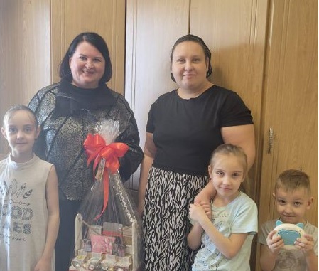 Ольга Чистякова передала подарки многодетной семье из Пензы