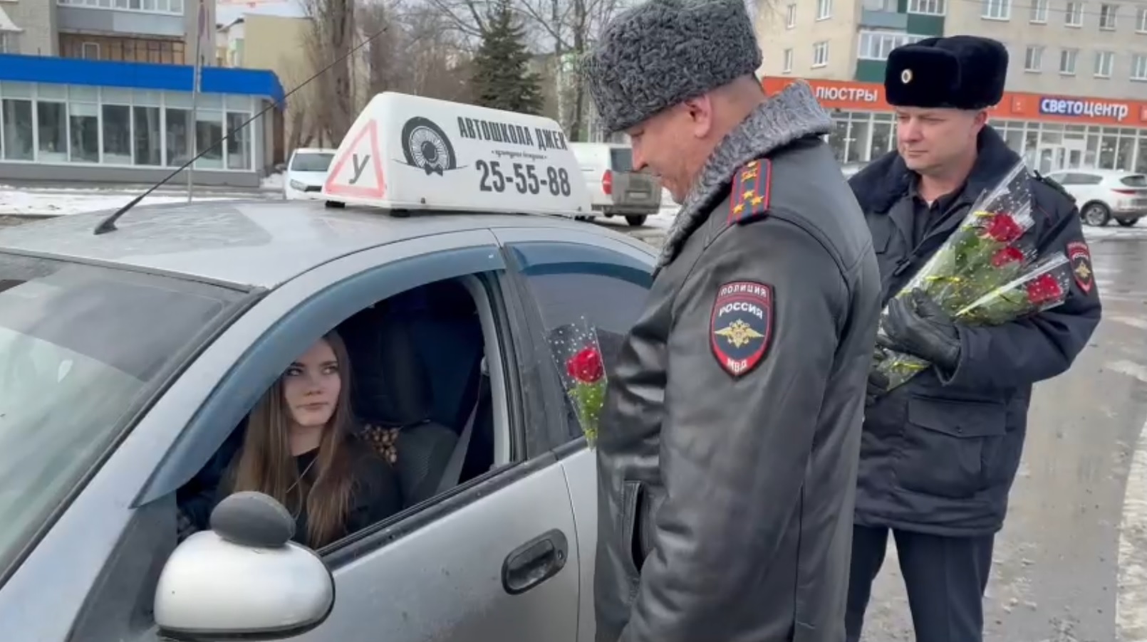 Глава пензенского ГИБДД Денис Канайкин лично поздравил автоледи с 8 Марта