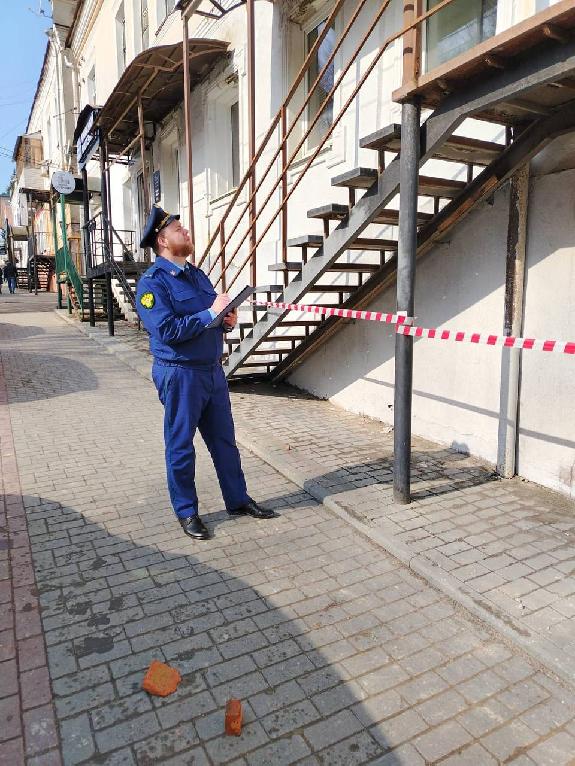 Когда на улице Карла Маркса восстановят стену дома с вывалившимися кирпичами