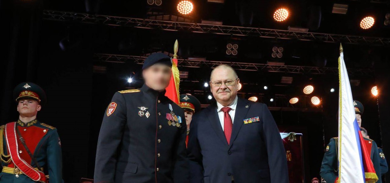 Олег Мельниченко вручил сотрудникам СОБР 11 медалей