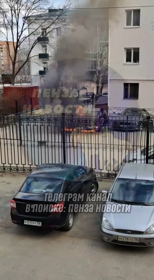 В центре Пензы под капотом у BMW вспыхнул огонь