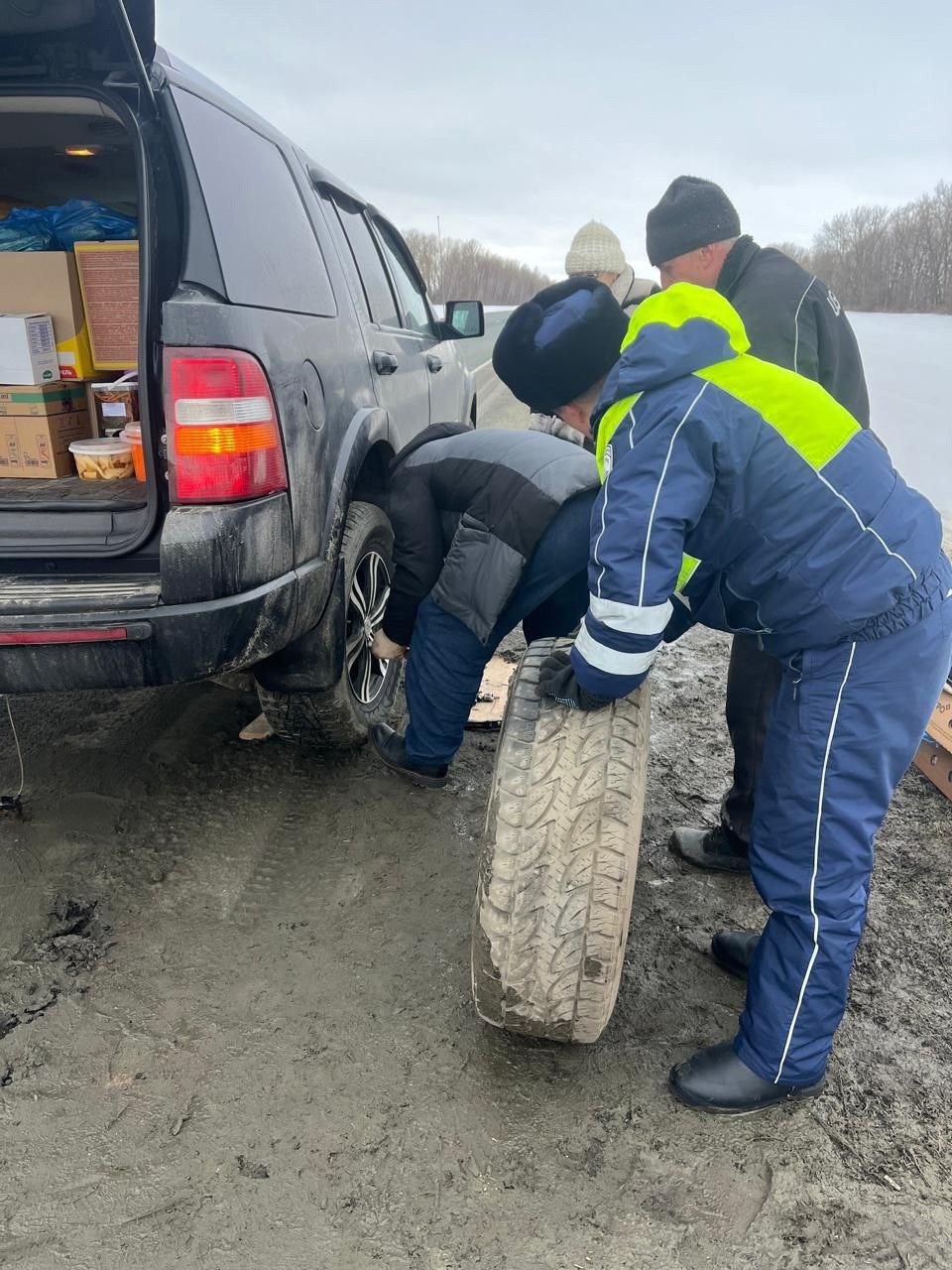 Госавтоинспекторы помогли водителю без колеса на трассе под Пензой