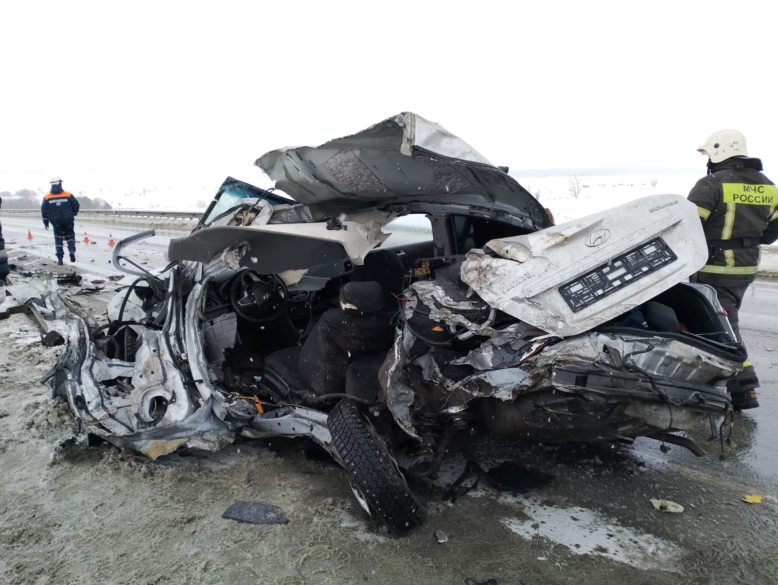 В Мокшанском районе спасатели помогли водителю, чудом выжившему в ДТП