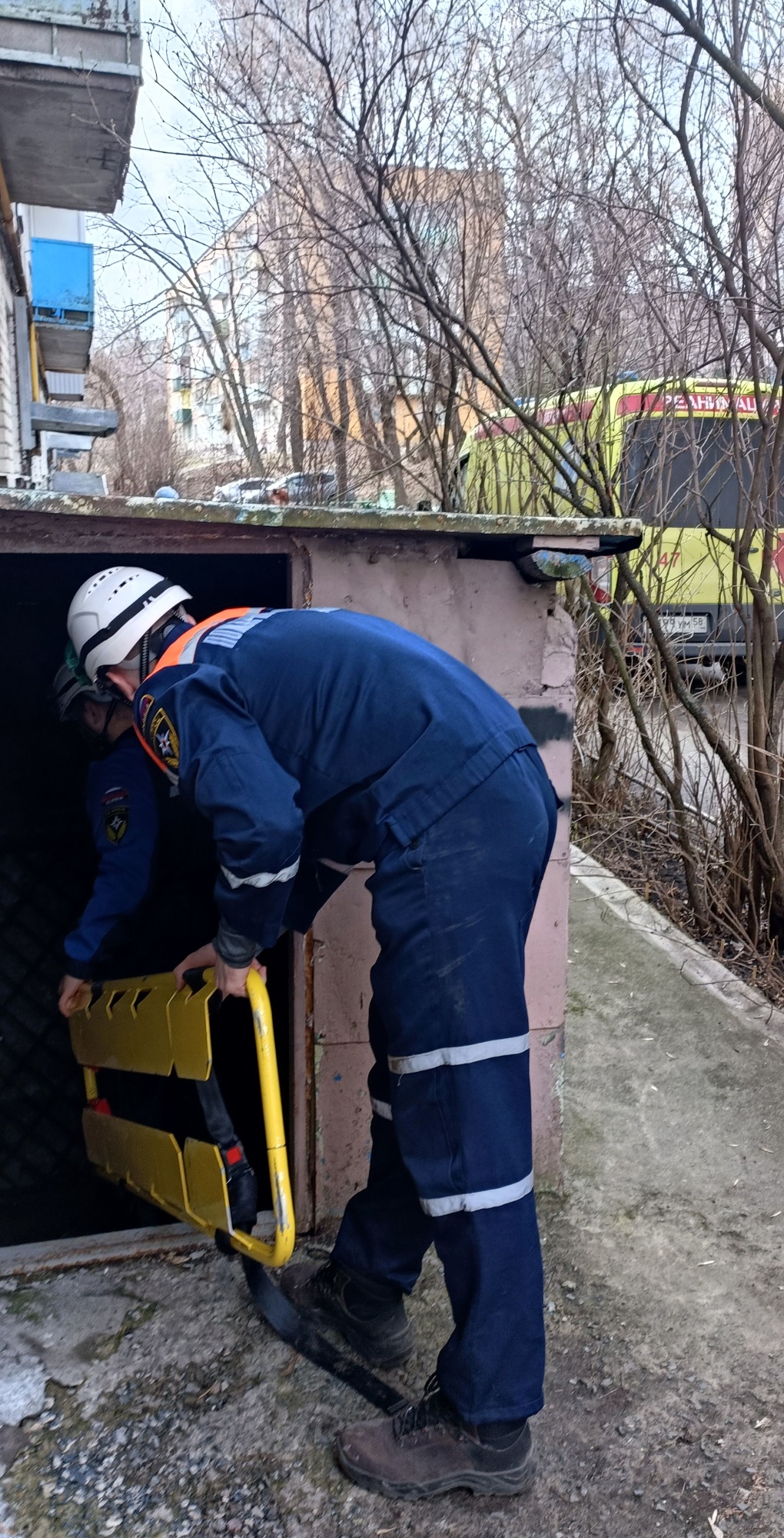 В Пензе на улице Куйбышева женщина упала в подвале и не могла выбраться
