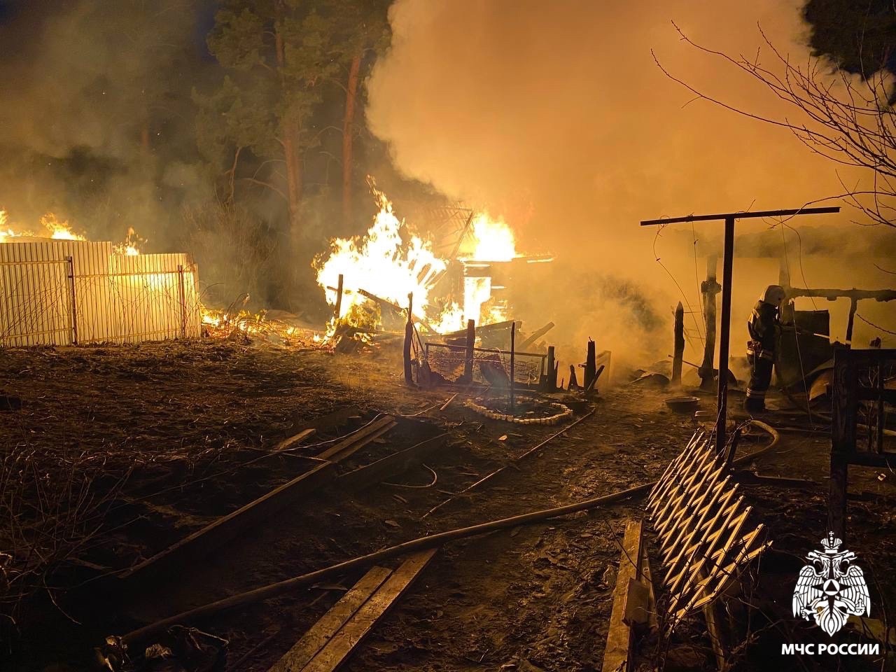 Ночной пожар уничтожил хозяйственные постройки в Сосновоборске