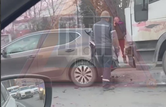 Фура протаранила легковушку у памятника Победы в Пензе