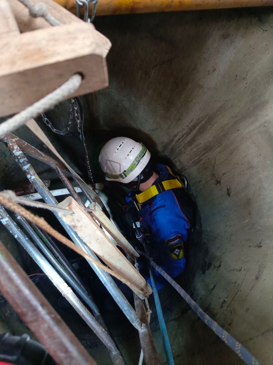 В Бессоновском районе мужчина выжил после падения в восьмиметровый колодец