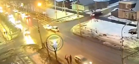 В центре Пензы на перекрестке столкнулись две легковушки