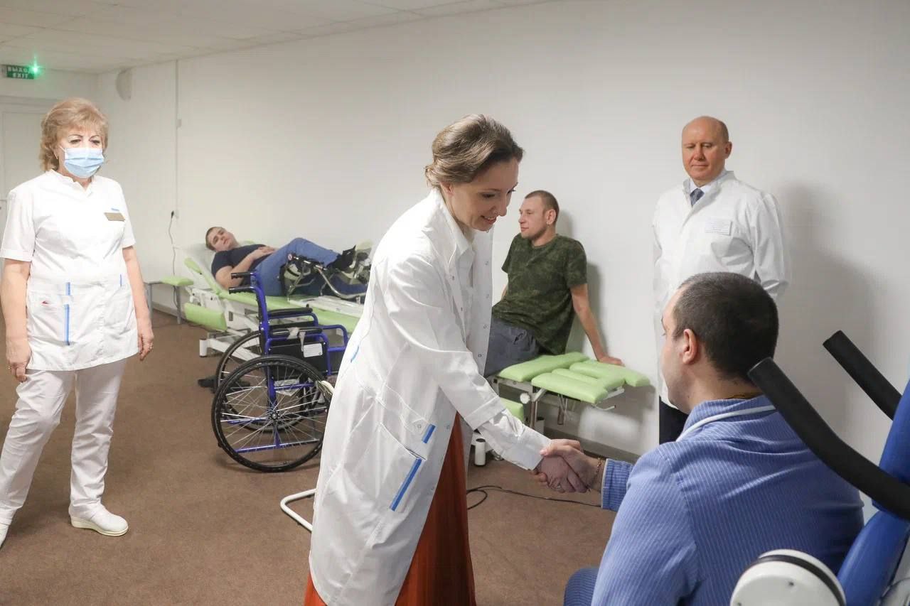 Анна Кузнецова навестила раненых бойцов в пензенских госпиталях