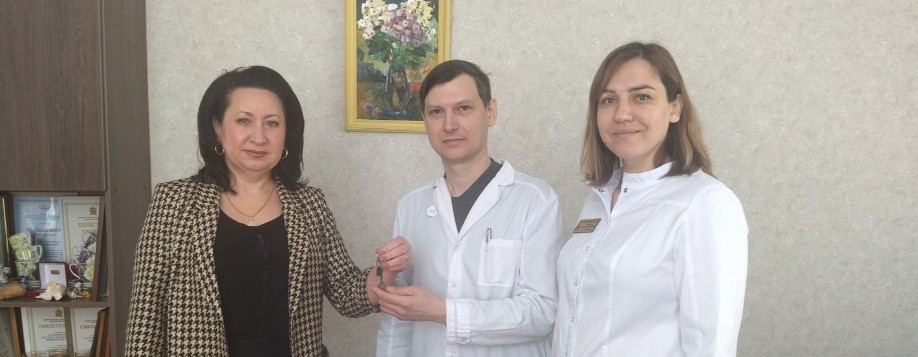 В Башмаково вручили ключи от квартиры семье врачей