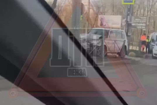 В Пензе на Западной поляне внедорожник влетел в столб