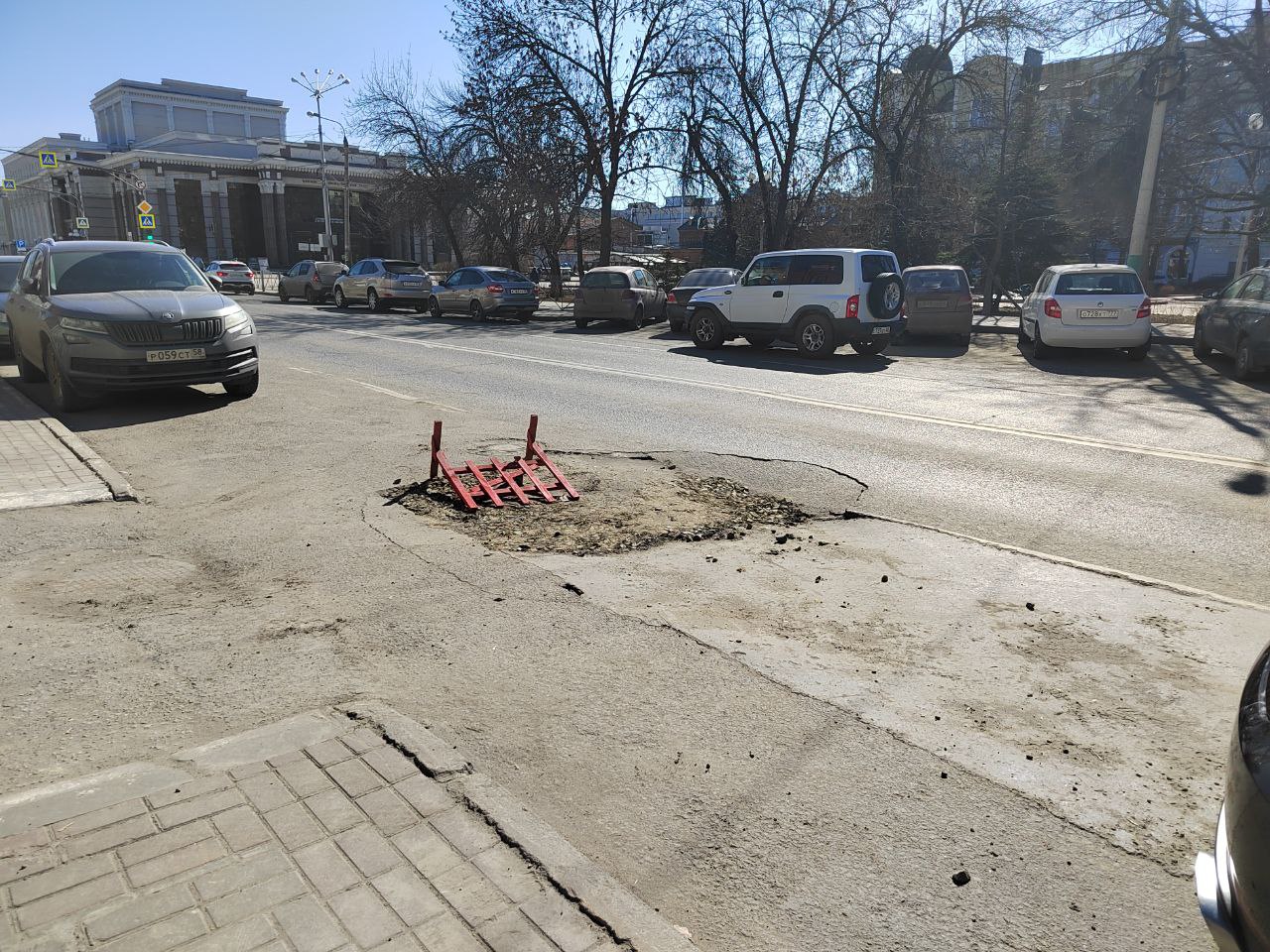 После ремонта асфальт снова проваливается на Бакунина в Пензе