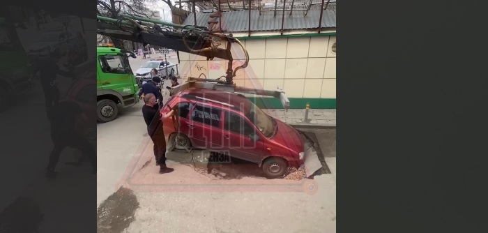 В центре Пензы автомобиль провалился под асфальт