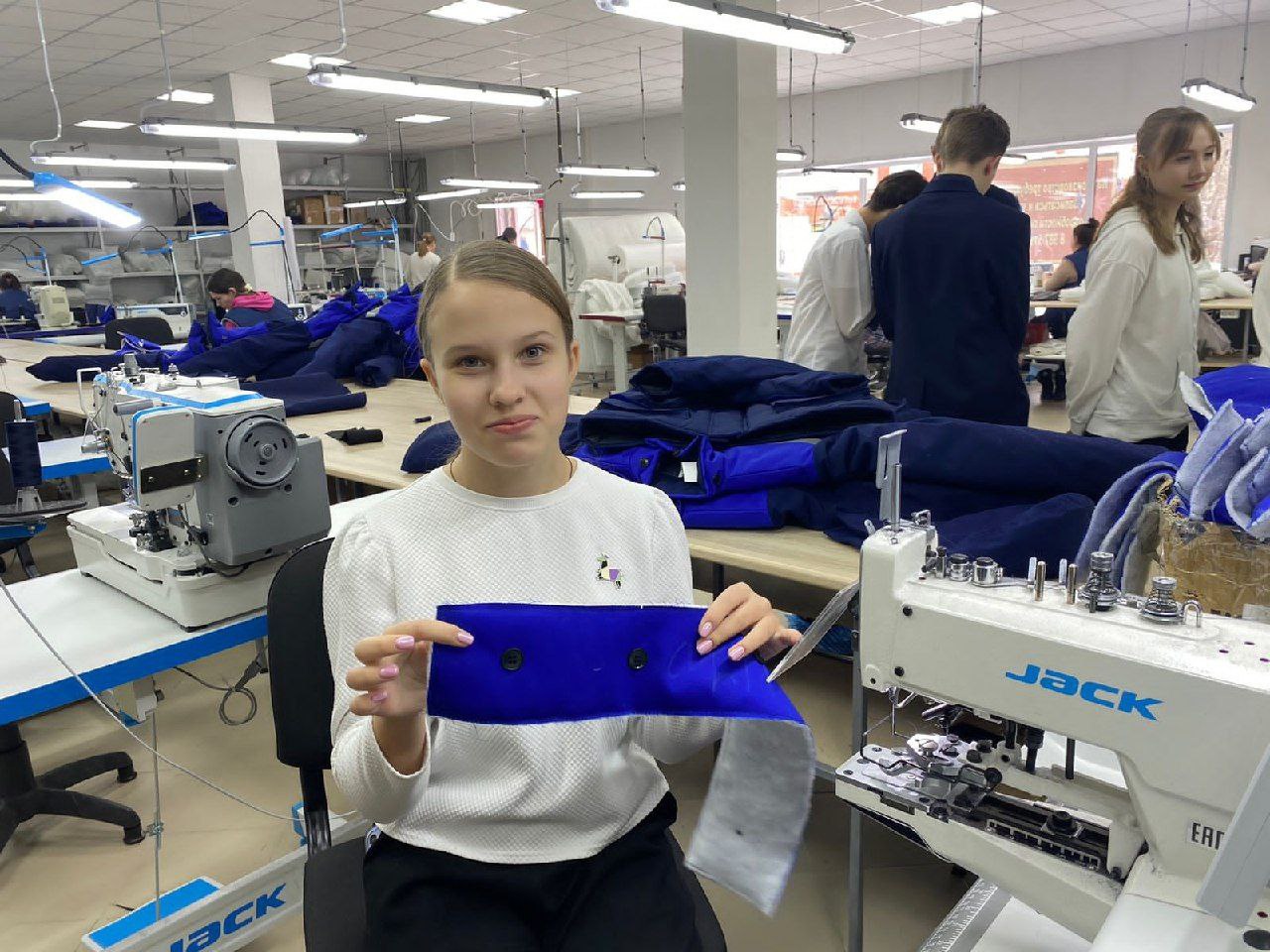Сосновоборские школьники познакомились с профессией швеи на производстве