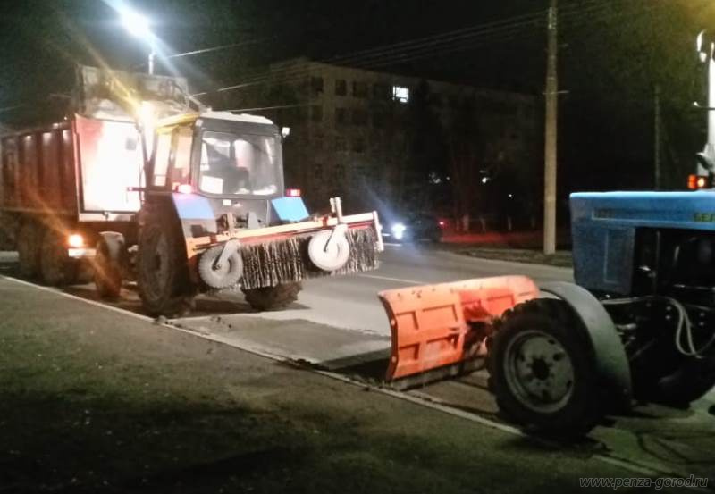 В Пензе коммунальщики круглосуточно убирают город от мусора