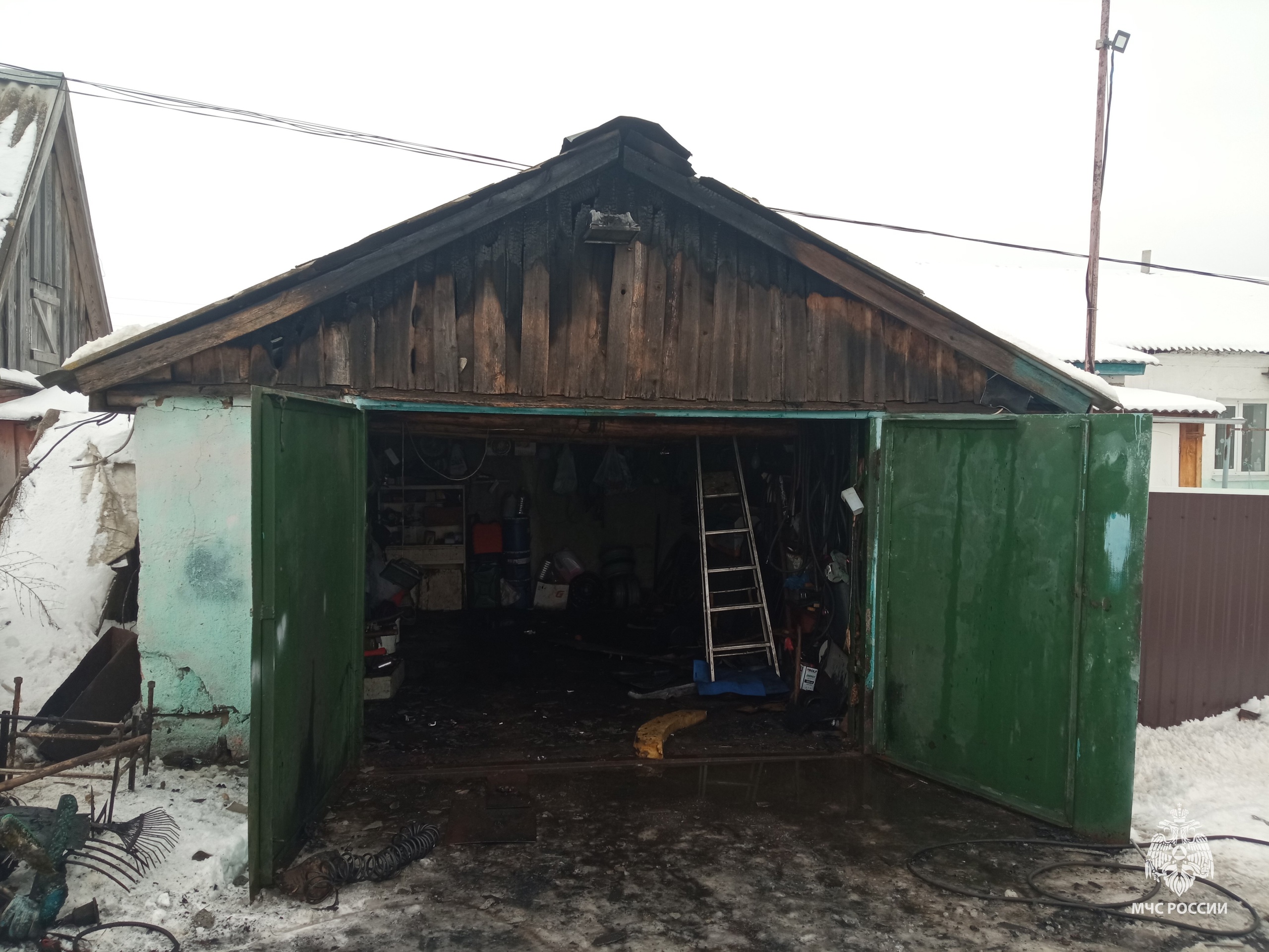 В Каменском районе пожар уничтожил гараж