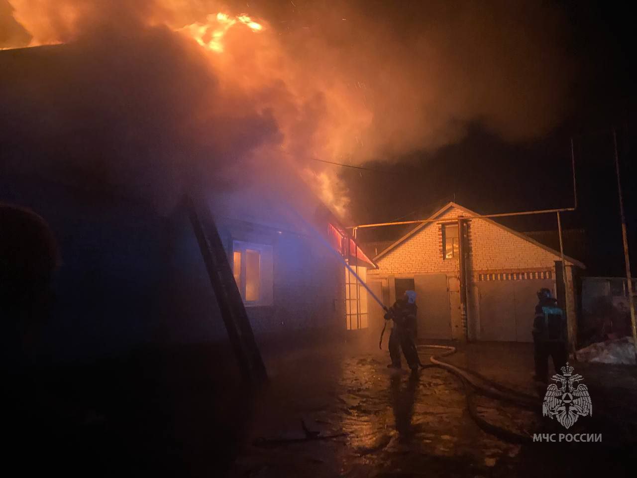 Пожар уничтожил двухквартирный дом в селе Лопатино Пензенской области