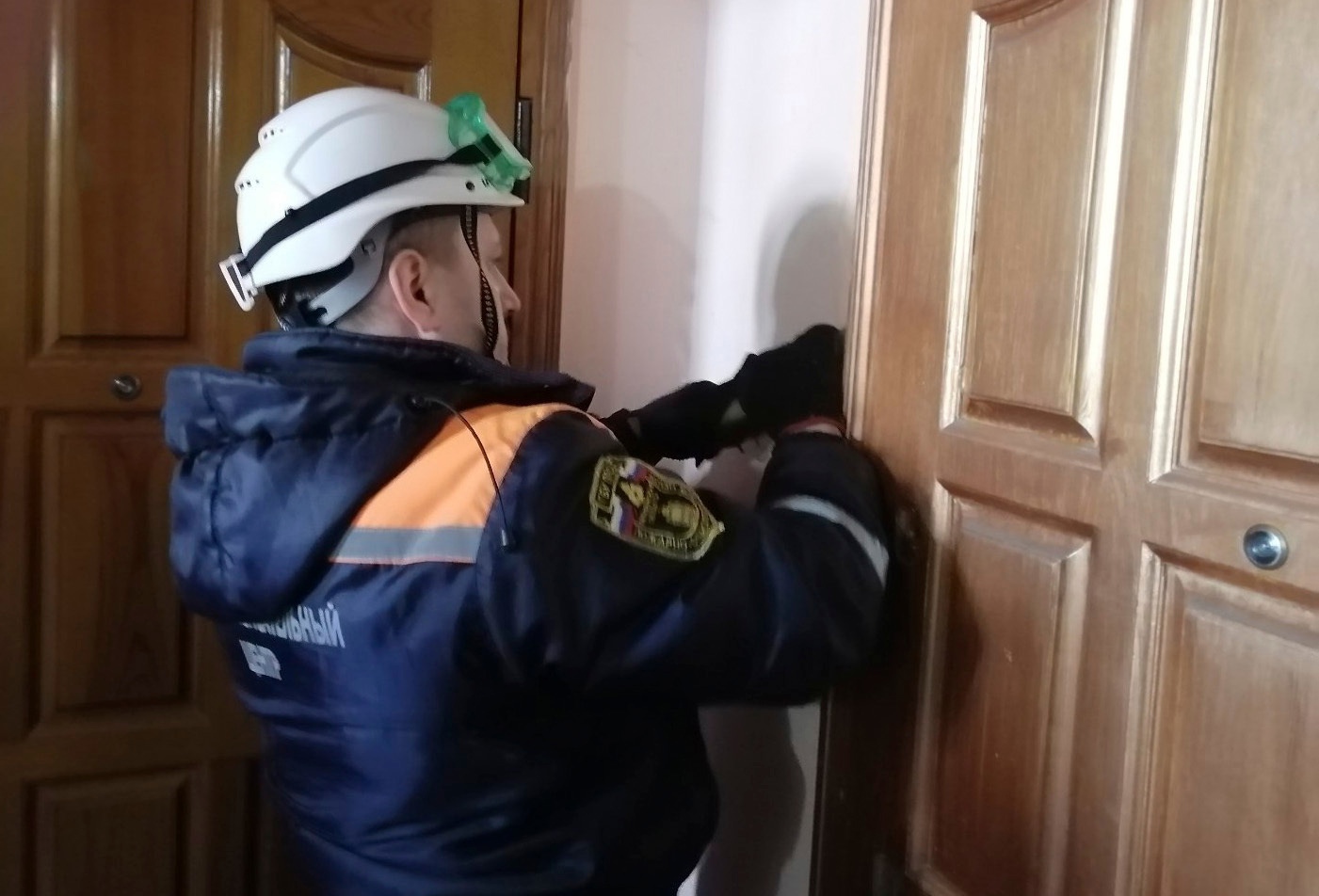 На улице Тамбовской спасатели помогли медикам попасть к больной пензячке