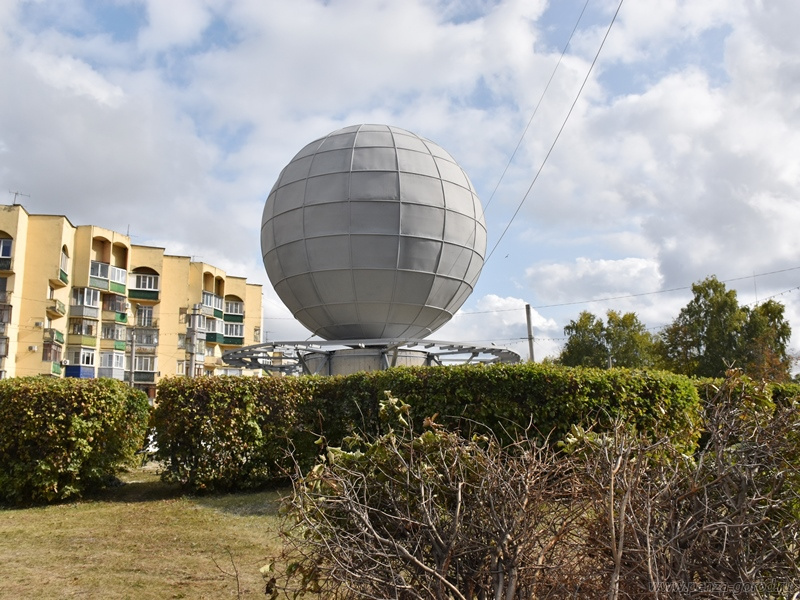 Пензенец попросил вернуть газон вокруг «Глобуса», но власти отказали