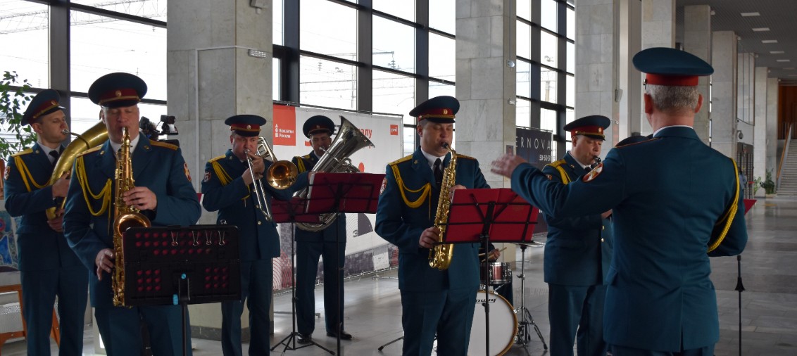 Полицейские и росгвардейцы поздравили женщин с 8 Марта на вокзале Пензы